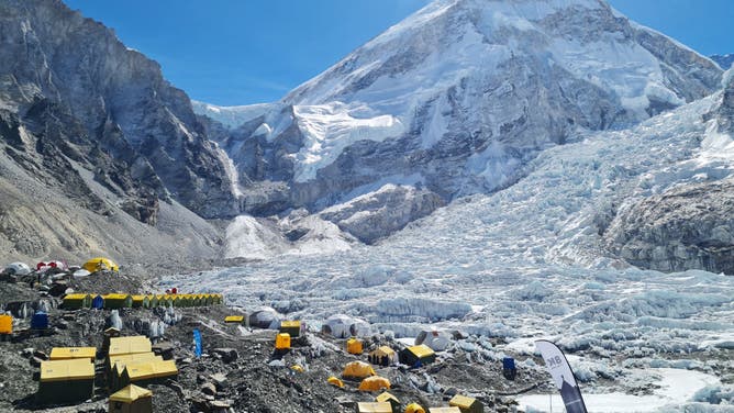 ネパール人ガイド16人が死亡した雪崩発生から10周年となる2024年4月18日、ソルクンブ地区エベレスト地域のエベレストベースキャンプにある登山者のテント。 10年前の2014年4月18日、ネパール人の山岳ガイド、ダワ・タシ・シェルパは、当時世界最高峰の山で最も悲惨な災害となったエベレスト雪崩に見舞われ、命がけで戦っていた。