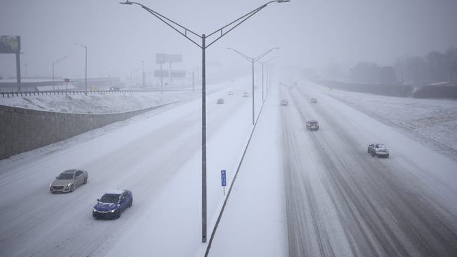 LOUISVILLE, KENTUCKY - JANUARY 5: Motorists drive through the snow along I-264 on January 5, 2025 in Louisville, Kentucky. Local forecasts called for heavy snowfall followed by significant accumulation of freezing rain and ice. (Photo by Luke Sharrett/Getty Images)