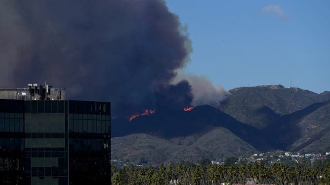 パシフィック・パリセーズで燃え上がる山火事