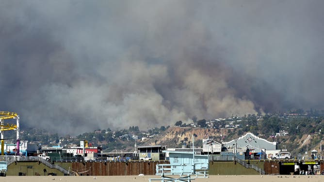 パシフィック・パリセーズで燃え上がる山火事