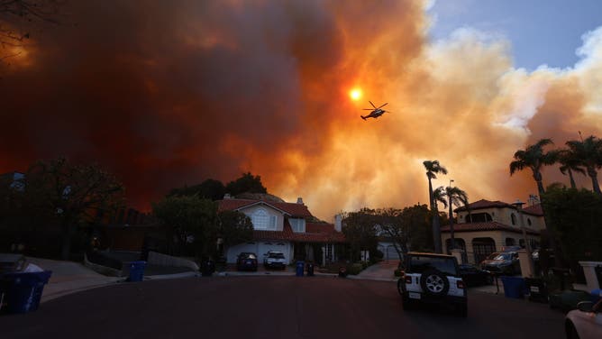 パシフィック・パリセーズで燃え上がる山火事