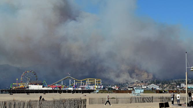 パシフィック・パリセーズで燃え上がる山火事