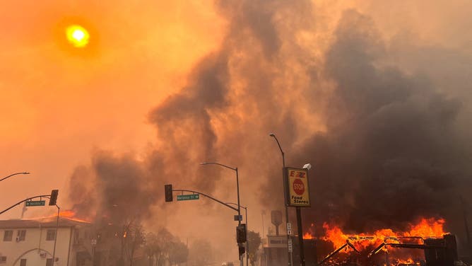 2025 年 1 月 8 日、風によるイートン火災の炎がカリフォルニア州アルタデナの住宅を焼き尽くしました。 1月7日、ロサンゼルス郊外で発生した猛烈な山火事で建物が焼失し、ハリケーン級の風が地域を吹き抜けたためパニックに陥った避難者が出た。