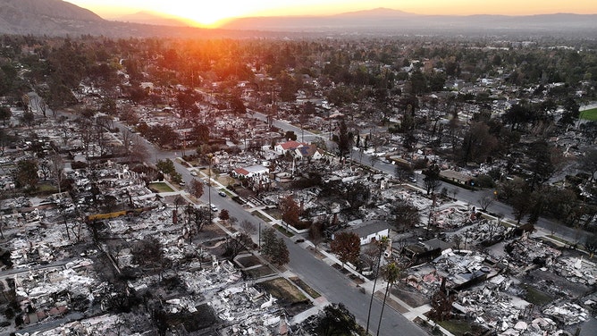 太陽の景色は、2025年1月21日にカリフォルニア州アルタッデンで結果に照らして燃え尽きた家の上に昇ります。