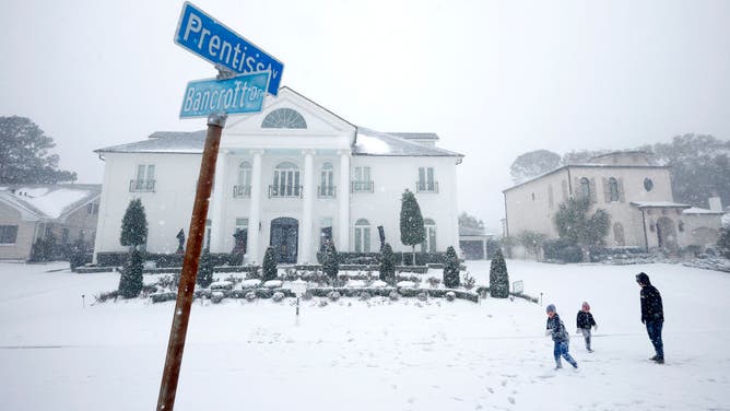 厳しい冬の嵐により、南部の州の多くにまれに降雪が降る