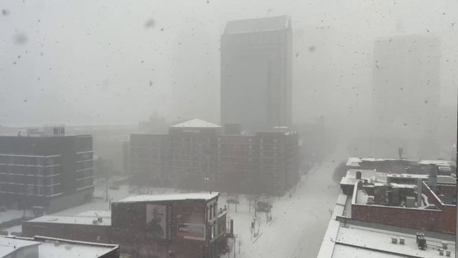 Heavy snow falling in Louisville, KY on Sunday. Jan. 5.