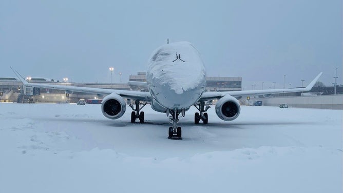 Ronald Reagan Washington National Airport in Arlington, Virginia reported hundreds of canceled flights due to snowy conditions (@Reagan_Airport/X)