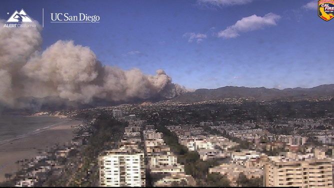 南カリフォルニアで山火事が燃える