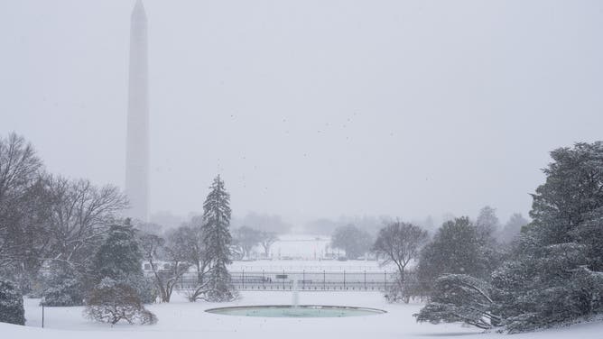 2024 年 1 月 6 日、ワシントン DC のホワイトハウスの外で雪が降る。