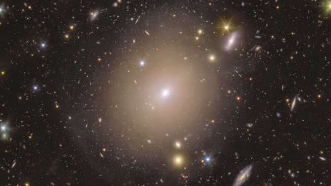 Galaxy NGC 6505の周りのアインシュタインの明るいリングのユークリデック画像。