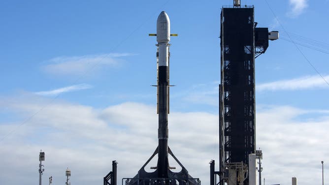 NASAのケネディ宇宙センターにあるLaunchpad 39AのSpaceX Falcon 9ロケットは、NASAの2番目のMachine CLPSミッションを開始する準備ができています。