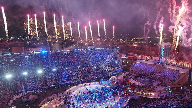 General view of the athletes dancing in the center