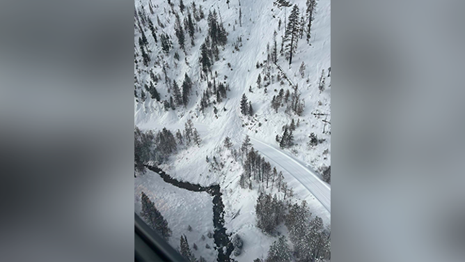 この画像は、アイダホ州の州立高速道路21を閉鎖した大規模な雪崩を示しています。