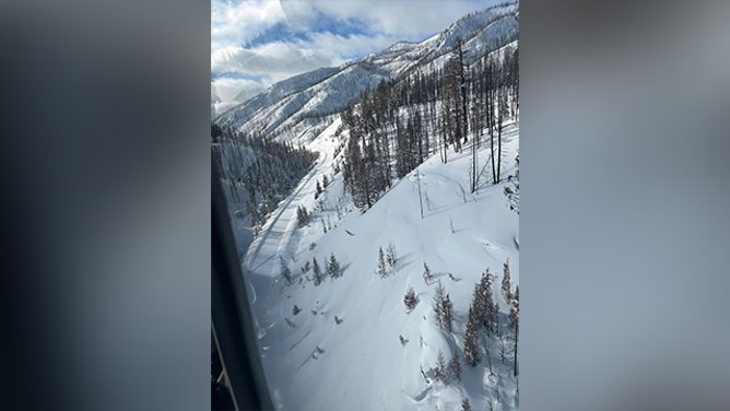 この画像は、アイダホ州の州立高速道路21を閉鎖した大規模な雪崩を示しています。