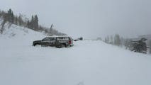 Avalanche partially buries 2 vehicles near Utah ski resort