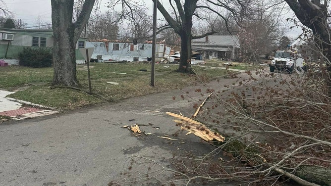 Newsportual Weather Service warned that the destructive tornado had been sighted just after 4 a.m. and issued a "Particularly Dangerous Situation" Tornado Warning for Oakland City as the storm approached.
