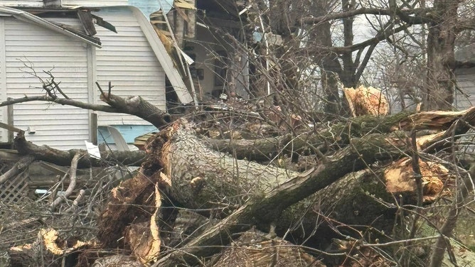 Newsportual Weather Service warned that the destructive tornado had been sighted just after 4 a.m. and issued a "Particularly Dangerous Situation" Tornado Warning for Oakland City as the storm approached.