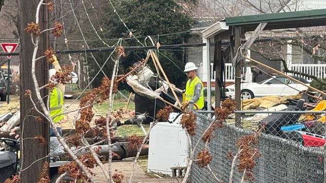 Newsportual Weather Service warned that the destructive tornado had been sighted just after 4 a.m. and issued a "Particularly Dangerous Situation" Tornado Warning for Oakland City as the storm approached.