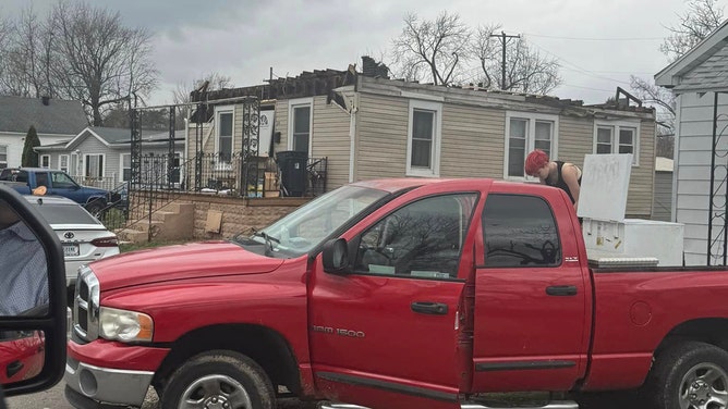 Newsportual Weather Service warned that the destructive tornado had been sighted just after 4 a.m. and issued a "Particularly Dangerous Situation" Tornado Warning for Oakland City as the storm approached.