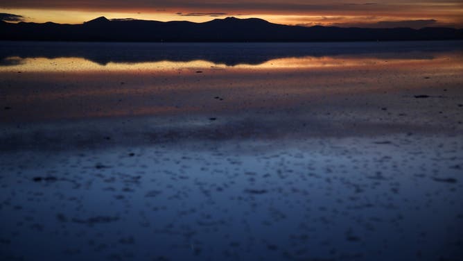 Uyuni, Bolivia - 2024/03/20: Se muestra el salar de uyuni, se muestra un desierto de sal en Bolivia. Ubicado a una altitud de 3.656 metros, el Uyuni Salar se extiende entre 10.580 y 12,500 kilómetros cuadrados. Es el desierto de sal más grande del mundo.