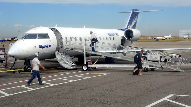 乗客は、2016年9月7日にデンバー国際空港で、乗客の旅客航空機Skywest Airlines Bombardier CRJ-100に到着します。