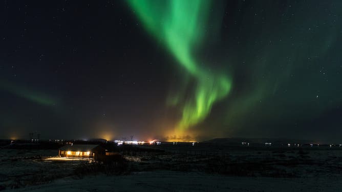 Reykjavik, Islandia - 31 de diciembre: Green Aurora Borealis ilumina el cielo cerca de Selfoss el 31 de diciembre de 2016 en Reykjavik, Islandia.