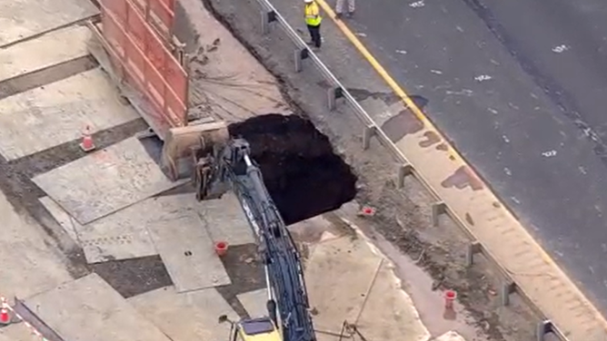 Sinkhole ‪ Monster sinkhole opens along major NJ highway, leading to