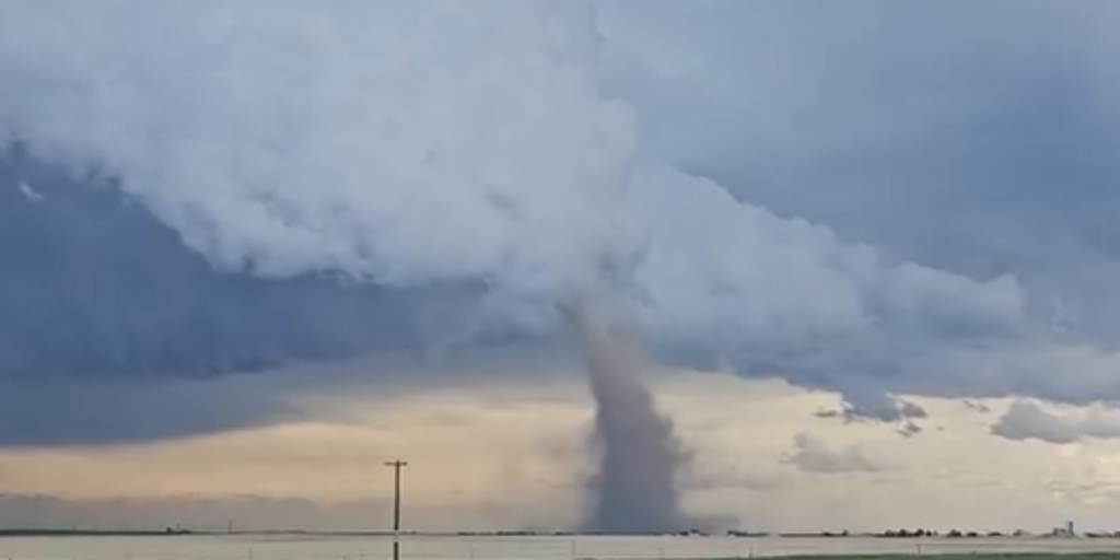 Tornadoes Devastate Mississippi, Leaving Homes Destroyed and Residents Trapped — image 1