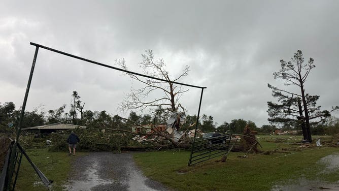 El posible daño del tornado al oeste de Pittsburg, Oklahoma, después de que una tormenta adinerada por el tornado se movió por el área el lunes 19 de mayo de 2025.