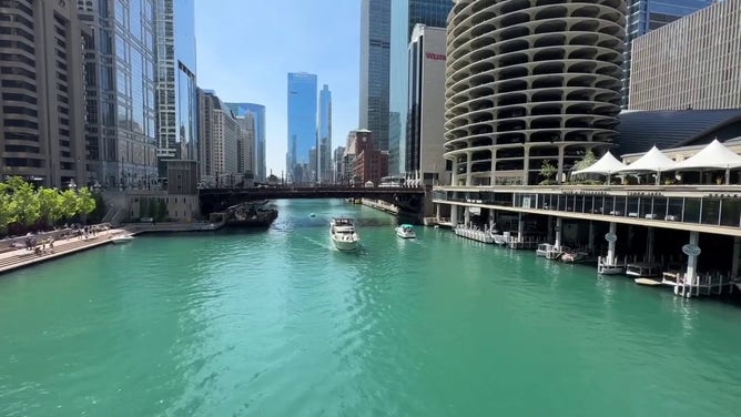 This image shows the Chicago River in downtown Chicago.