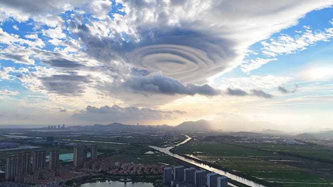 Flying saucer-shaped Cloud Spotted In Lianyungang