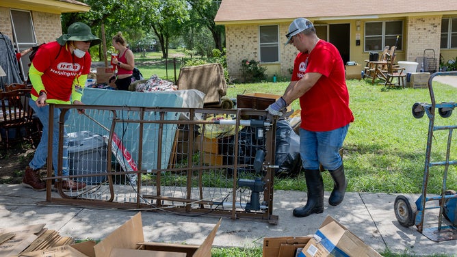 H-E-B flood relief volunteers.