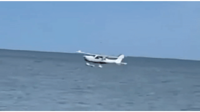 Looped video of Finkelstein's plane crashing into the water.