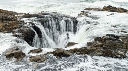 Man drowns after falling into deep ocean pit along the Oregon coastline