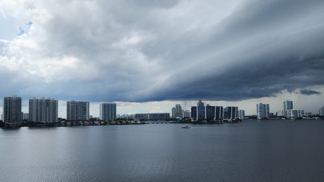 Miami shelf cloud