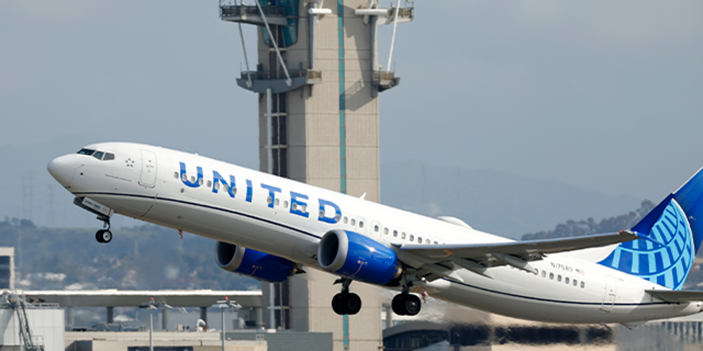 United flight’s windshield may have cracked after plane hit weather balloon, company says