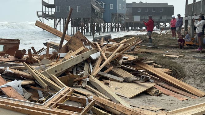 Homes collapse in Buxton, N.C.