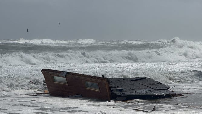 Homes collapse in Buxton, N.C.