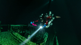 Divers 'stumble' upon 200-year-old shipwreck beneath Lake Ontario - Fox News
