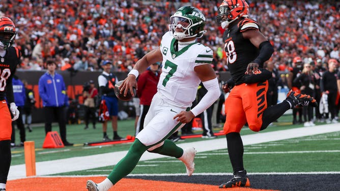 CINCINNATI, OH - OCTOBER 26: New York Jets quarterback Justin Fields (7) carries the ball for a two-point conversion during the game against the New York Jets and the Cincinnati Bengals on October 26, 2025, at Paycor Stadium in Cincinnati, OH.