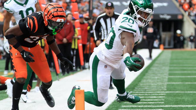 CINCINNATI, OHIO - OCTOBER 26: Breece Hall #20 of the New York Jets carries the ball for a touchdown defended by Jordan Battle #27 of the Cincinnati Bengals during the fourth quarter in the game at Paycor Stadium on October 26, 2025 in Cincinnati, Ohio.