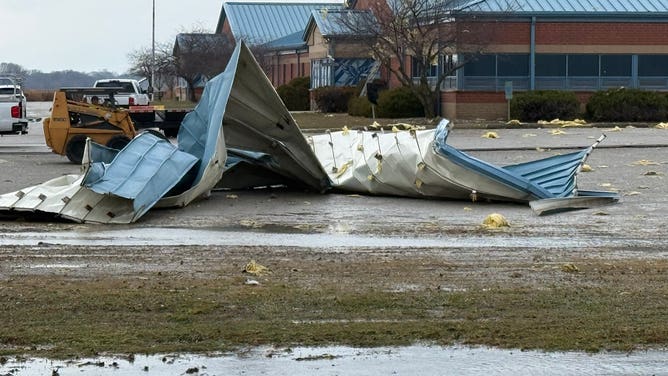 Tornado tears off roof in Forrest, Illinois
