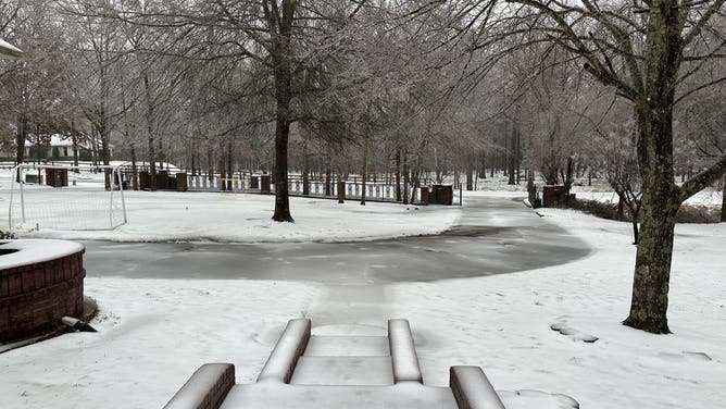 Snow looks like its turning icy in Texarkana, TX