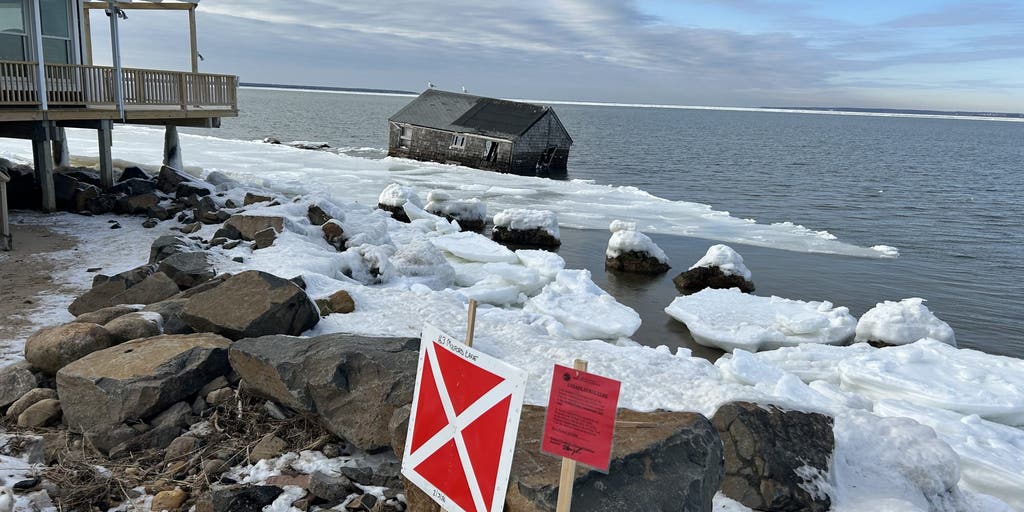 See it: Decades-old Hamptons stilt house collapses into bay amid extreme cold in New York