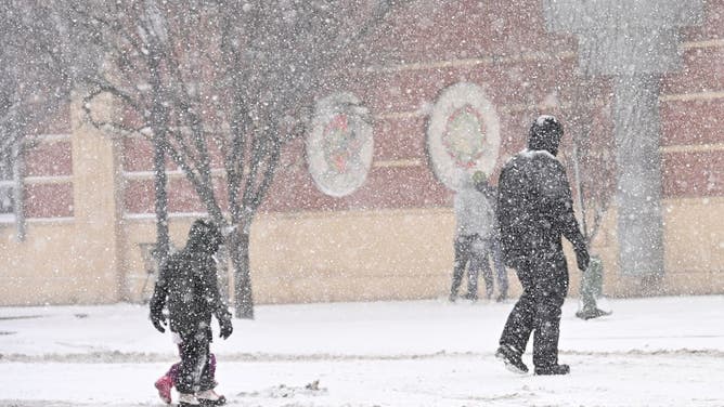 CHARLOTTE, USA - JANUARY 31: Snow covers Charlotte during winter storm, as bomb cyclone brings heavy snow in Charlotte NC, United States on January 31, 2026.