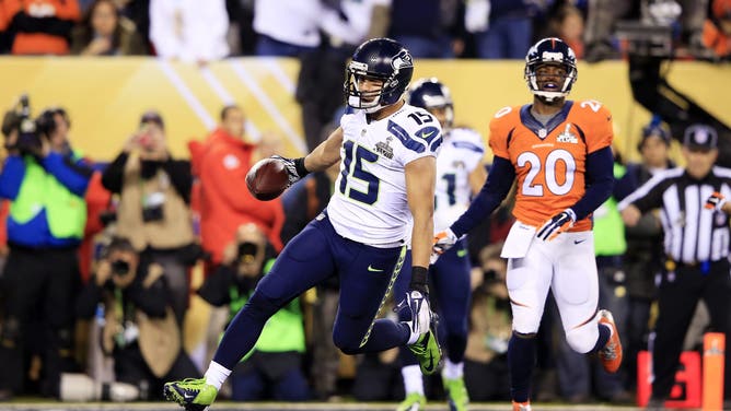 EAST RUTHERFORD, NJ - FEBRUARY 02: Wide receiver Jermaine Kearse #15 of the Seattle Seahawks scores a 23 yard touchdown during Super Bowl XLVIII against the Denver Broncos at MetLife Stadium on February 2, 2014 in East Rutherford, New Jersey.