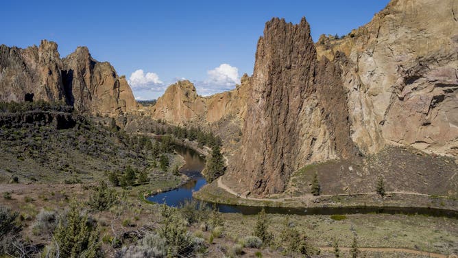 UNITED STATES - 2022/05/07: View of the Crooked River in Smith Rock State Park with, which is a state park located in central Oregon's High Desert near the communities of Redmond and Terrebonne, near Bend, Oregon, United States.