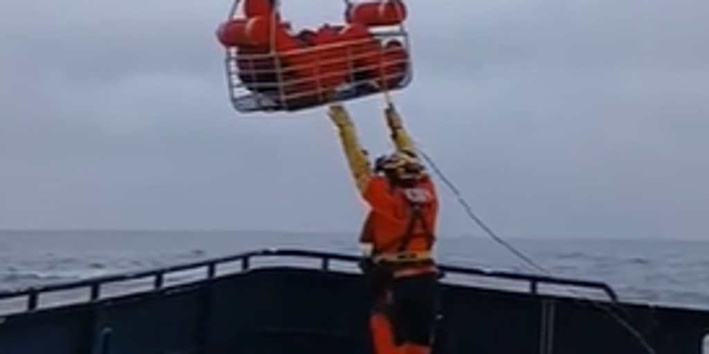 Video: 5 Alaska fishermen rescued by US Coast Guard after running aground