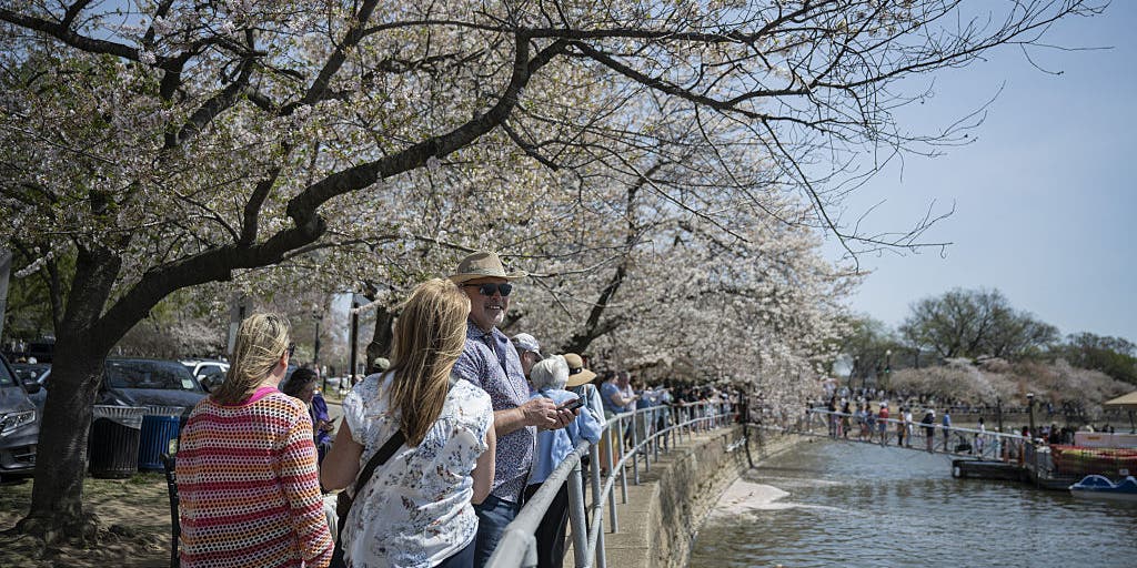 Weather whiplash: Record warmth expected for eastern US across holiday weekend followed by rapid cooldown