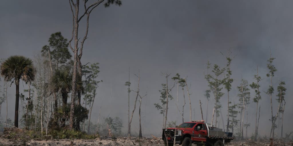 Volunteer firefighter dies while fighting large wildfire in Florida
